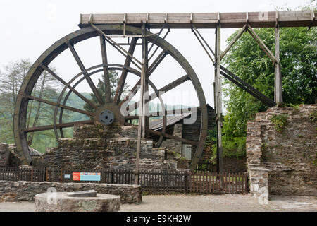 Das oberschlächtige Wasserrad am Morwellham Quay, Teil des Tamar Valley Weltkulturerbe Stockfoto