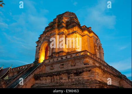 Wat Chedi Luang Stupa in der Abenddämmerung in Chiang Mai, Thailand. Stockfoto