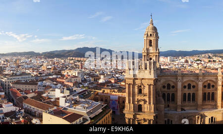 Malaga Spanien, Panoramablick auf die Skyline der Stadt mit der Kathedrale von Malaga bei Sonnenuntergang, Andalusien, Südspanien. Stockfoto