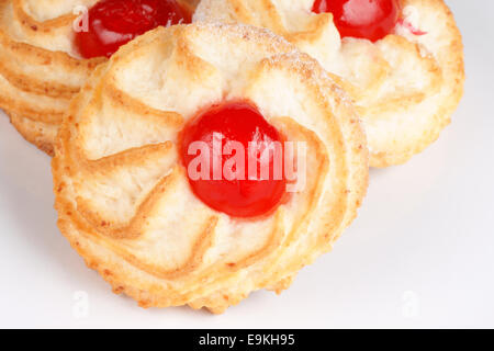 Nahaufnahme der einige sizilianische Mandel Gebäck mit kandierten Kirschen. Stockfoto