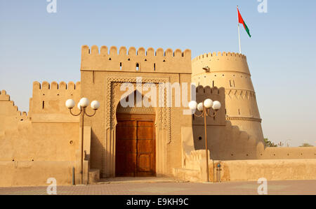 Der Eingang zum Al-Khandaq Burg, einer der mehrere Burgen in der grünen Oase Stadt von Al Buraymi in das Sultanat Oman. Stockfoto