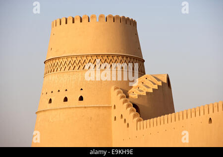 Ein wunderschön dekorierten Turm an Al Khandaq Schloss, eine der Burgen in der grünen Oase Stadt von Al Buraymi im Oman. Stockfoto