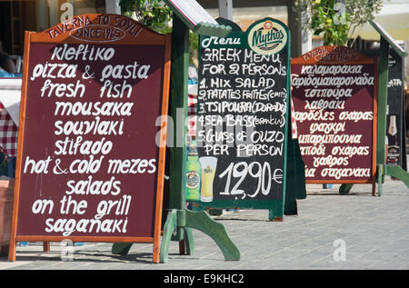 Menütafeln außerhalb einer griechischen Taverne. 2014. Stockfoto