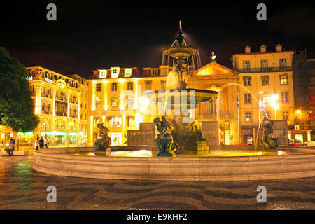 Nacht beleuchteten Brunnen am Rossio Platz, Lissabon, Portugal Stockfoto