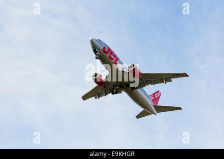 Boeing 737-33A G-CELE Jet2 Airlines am Ansatz am Manchester Airport landen Stockfoto