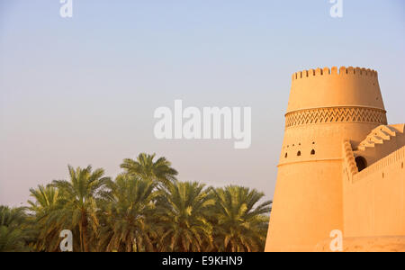 Ein wunderschön dekorierten Turm an Al Khandaq Schloss, eine der Burgen in der grünen Oase Stadt von Al Buraymi im Oman. Stockfoto