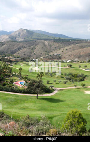 18 Loch-Golfplatz, Alhaurin Golf Resort, umgeben von Mehrfamilienhäusern, Malaga, Spanien. Stockfoto