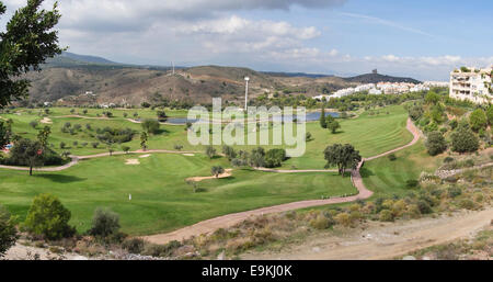 18 Loch-Golfplatz, Alhaurin Golf Resort, neben Wohnblocks, Malaga, Spanien. Stockfoto