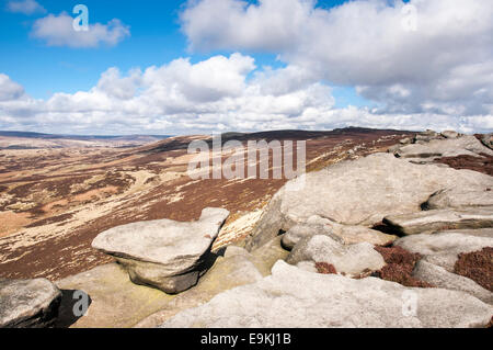 Gritstone Felsen an einem hellen Ende Wintertag am Derwent Rand im Peak District. Stockfoto