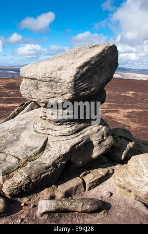 Felsformation am wieder Tor am Derwent Rand im Peak District, Derbyshire. Ein helles spät Wintertag. Stockfoto