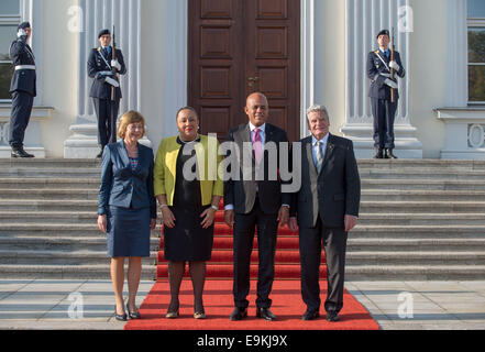 Berlin, Deutschland. 29. Oktober 2014. German President Joachim Gauck (R) und seine Lebensgefährtin Daniela Schadt (L) Treffen mit Präsident von Haiti Michel Joseph Martelly und seiner Frau Sophia im Schloss Bellevue in Berlin, Deutschland, 29. Oktober 2014. © Dpa picture-Alliance/Alamy Live News Stockfoto