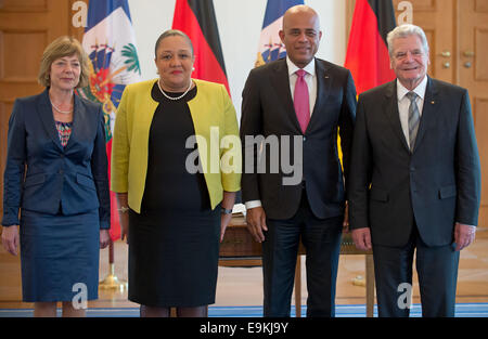 Berlin, Deutschland. 29. Oktober 2014. German President Joachim Gauck (R) und seine Lebensgefährtin Daniela Schadt (L) Treffen mit Präsident von Haiti Michel Joseph Martelly und seiner Frau Sophia im Schloss Bellevue in Berlin, Deutschland, 29. Oktober 2014. © Dpa picture-Alliance/Alamy Live News Stockfoto