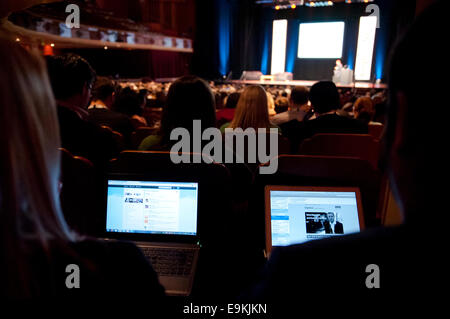 Mitarbeiter bei Brighton SEO-Konferenz in der Kuppel in Brighton auf ihren Geräten Stockfoto