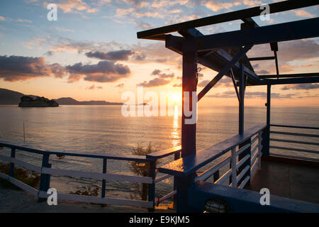 Griechenland-Sonnenaufgang auf Zakynthos (Agios Sostis) mit Blick auf das Meer und die Insel Cameo-Auftritt auf der linken Seite. Stockfoto