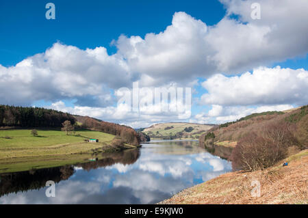 Ladybower Vorratsbehälter an einem sonnigen Wintertag mit flauschigen Wolken in den Himmel und Reflexionen auf dem Wasser. Stockfoto