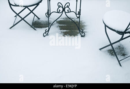 Details der Gartenmöbel auf Schnee bedeckt Holzterrassen. Stockfoto