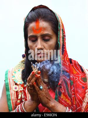 Kathmandu, Nepal. 29. Oktober 2014. Ein Anhänger erbittet die untergehende Sonne während dem Festival Chhath am Ufer des Bagmati Fluss in Kathmandu, Nepal, am 29. Oktober 2014. Chhath Festival ist eine alte Hindu während der acht Tage nach Diwali, für die Langlebigkeit und den Wohlstand der Familienmitglieder Hommage an die Sonne und Wasser Götter gezahlt wird. Bildnachweis: Sunil Sharma/Xinhua/Alamy Live-Nachrichten Stockfoto