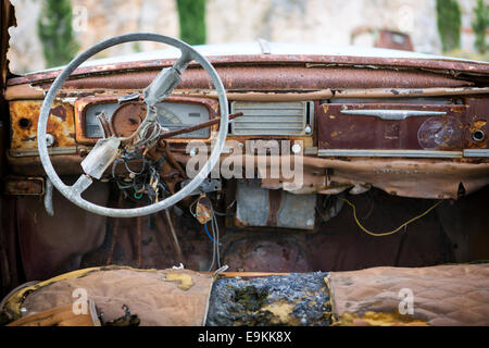 Autowrack von einem Peugeot 403 Stockfoto