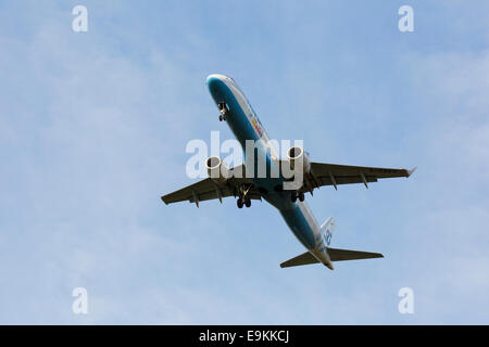 Embraer ERJ-195ER (ERJ-190-200LR) G-FBEE-FlyBE Ansatz am Manchester Airport landen Stockfoto