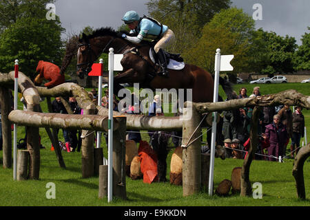 Izzy Taylor (Großbritannien) Reiten KBIS Briarlands Matilda Langlauf bei Mitsubishi Motors Badminton Horse Trials 2014 Stockfoto