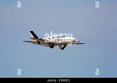 Piper PA-31-350 Navajo Chieftan G-BBNT Atlantic Bridge Aviation Takeo-ff von Lydd International) Flughafen Stockfoto