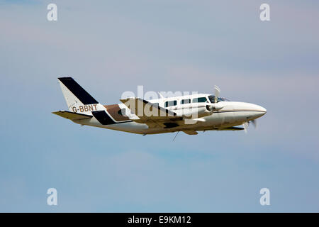 Piper PA-31-350 Navajo Chieftan G-BBNT Atlantic Bridge Aviation im Flug Massenermittlung Flughafen Lydd (Ashford International) Stockfoto