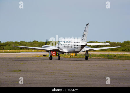 Piper PA-31-350 Navajo Chieftan G-EMAX Rollen aus Schürze, Start-und Landebahn am Flughafen Lydd (Ashford International) Stockfoto