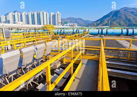 Gruppen von Lagertanks mit Abwasser Stockfoto