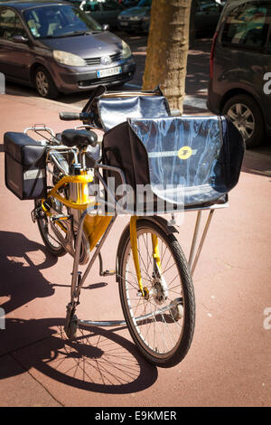 La Poste postmans Fahrrad mit Ausleger Stabilisatoren Stockfoto