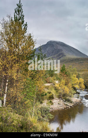 Ben Nevis-Nordwand & Stream in Schottland. Stockfoto