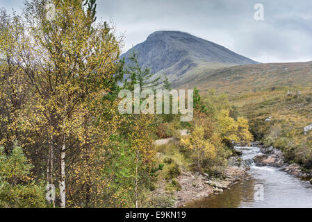 Ben Nevis-Nordwand & Stream in Schottland. Stockfoto