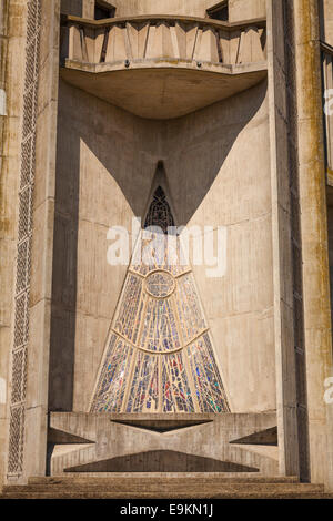 Außenseite der Fenster auf dem Altar in der Notre Dame Kirche Royan Frankreich Stockfoto