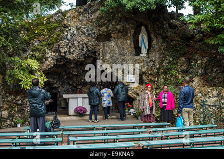 Pilger beten vor der Grotte am Espace Bernadette Soubirous in Nevers, Burgund, Frankreich Stockfoto