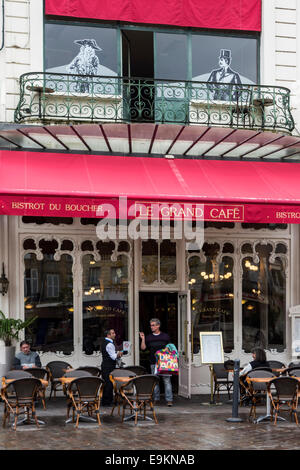 Kellner servieren Client im Bistro Le Grand Café in Moulins, Auvergne, Allier, Frankreich Stockfoto