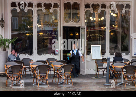 Kellner servieren Client im Bistro Le Grand Café in Moulins, Auvergne, Allier, Frankreich Stockfoto