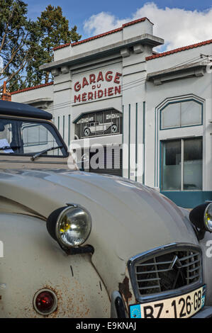 Citroen 2CV vor der Garage du Méridien entlang der alten Route Nationale 7 / RN7 an Charbonnières-Les-Bains, Frankreich Stockfoto