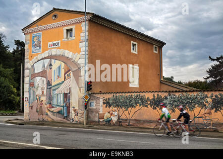 Werbung für Nougat Canard Sauvage und Trompe-l ' oeil Wandgemälde entlang der Route Nationale 7 / RN7 an Loriol-Sur-Drôme, Frankreich Stockfoto