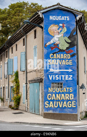 Alte bemalte Werbung für Nougat Canard Sauvage auf Wand entlang der historischen Route Nationale 7 / RN7 an Loriol-Sur-Drôme, Frankreich Stockfoto