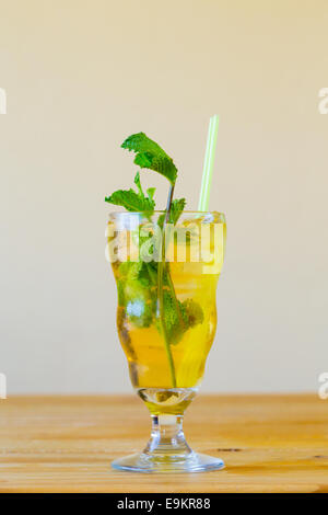 Mojito mit Minze in einem traditionellen gemischten Getränke Glas serviert mit Stroh in einem mexikanischen Restaurant Bar. Stockfoto