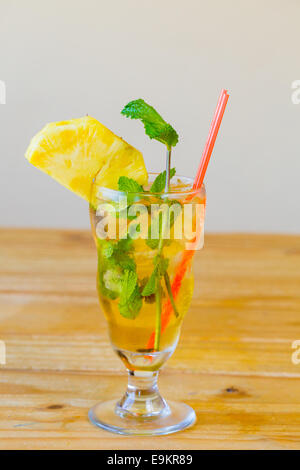 Mojito mit Minze in einem traditionellen gemischten Getränke Glas serviert mit Stroh in einem mexikanischen Restaurant Bar. Stockfoto