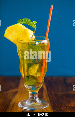 Mojito mit Minze in einem traditionellen gemischten Getränke Glas serviert mit Stroh in einem mexikanischen Restaurant Bar. Stockfoto