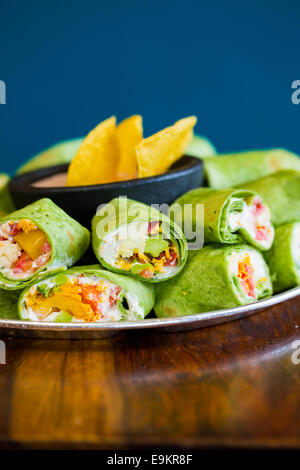 Mexikanische Restaurant bietet eine Gluten-freie Alternative zu ihrer traditionellen Küche mit diesen vegan vegetarisch vegetarische Wraps. Stockfoto