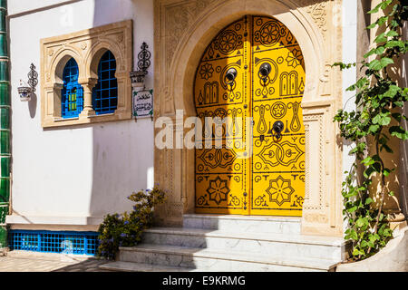 Eine traditionelle beschlagene Holztür in der Medina von Sousse, Tunesien. Stockfoto