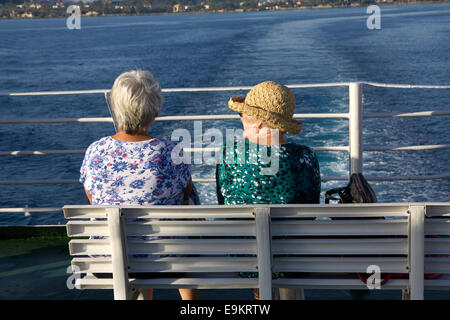 Zwei Senior Ladies im Gespräch auf einer Fähre. Stockfoto