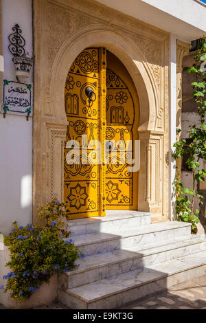 Eine traditionelle beschlagene Holztür in der Medina von Sousse, Tunesien. Stockfoto