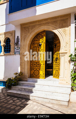 Eine traditionelle beschlagene Holztür in der Medina von Sousse, Tunesien. Stockfoto