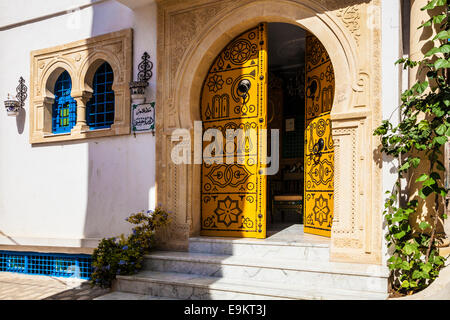 Eine traditionelle beschlagene Holztür in der Medina von Sousse, Tunesien. Stockfoto