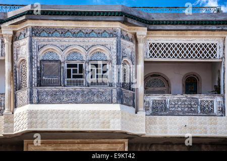 Kunstvoll geschnitzte Stuck Fassade eines arabischen Hauses in Sousse, Tunesien. Stockfoto