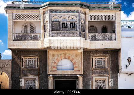 Kunstvoll geschnitzte Stuck Fassade eines arabischen Hauses in Sousse, Tunesien. Stockfoto