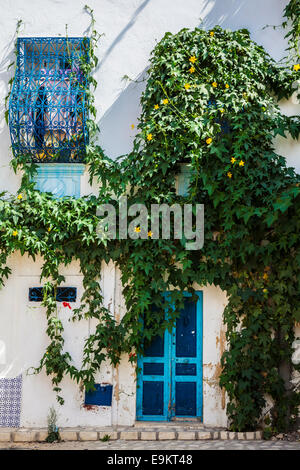 Eine traditionelle blaue schmiedeeisernen Fenster Wache und Tür in der Medina von Sousse, Tunesien. Stockfoto